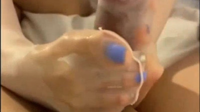 현란한 손발놀림의 풋잡녀 [레드걸 한국야동,최신야동,무료야동]