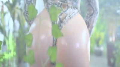 레드걸[서양야동] 열생물학자는 그녀의 꽉 닫힌 망나니 속에서 비계를 한 모금 빨았습니다.